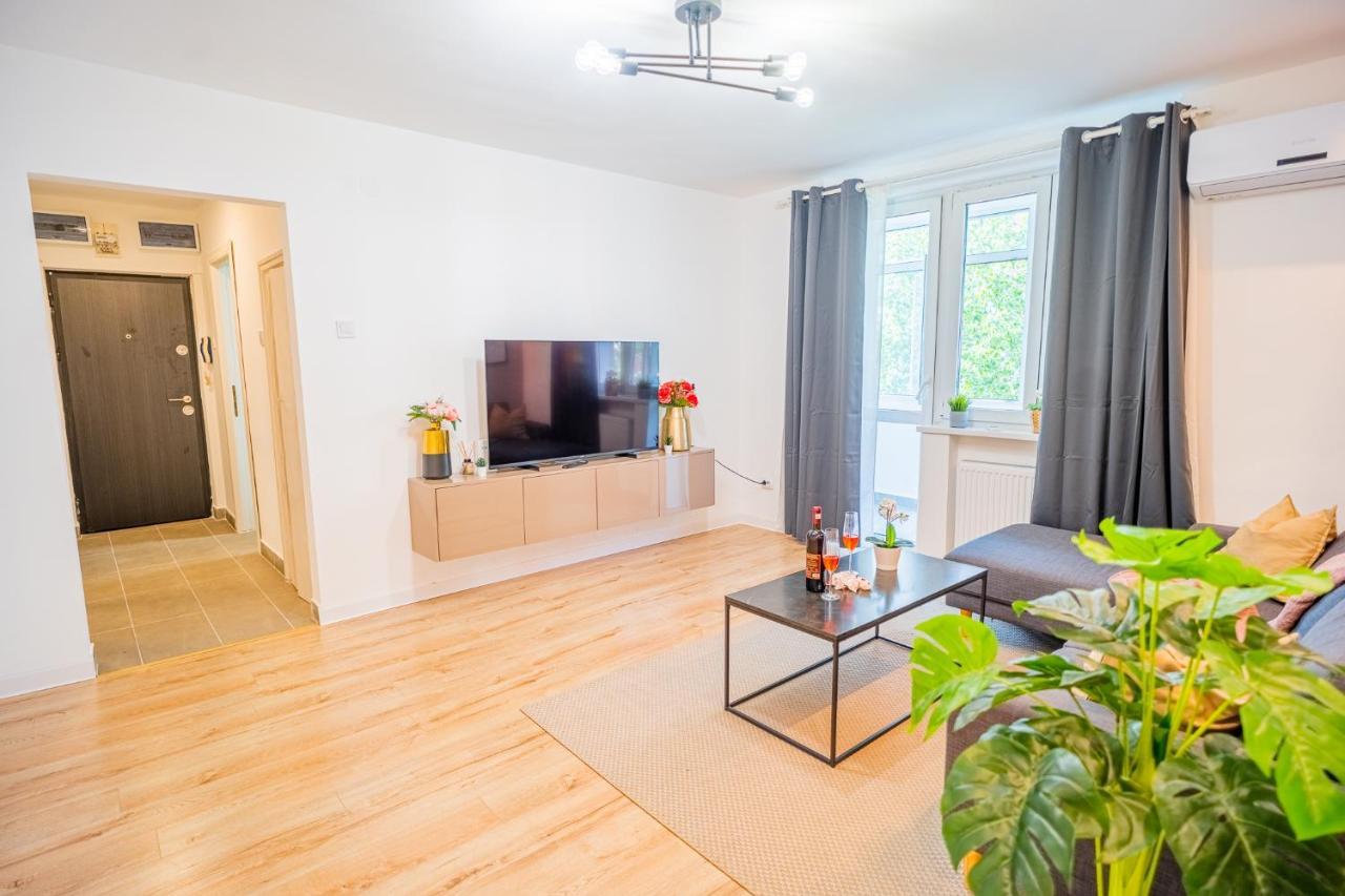 Spacious Newly Renovated 2Br Apartments With Balcony Bucureşti Eksteriør bilde