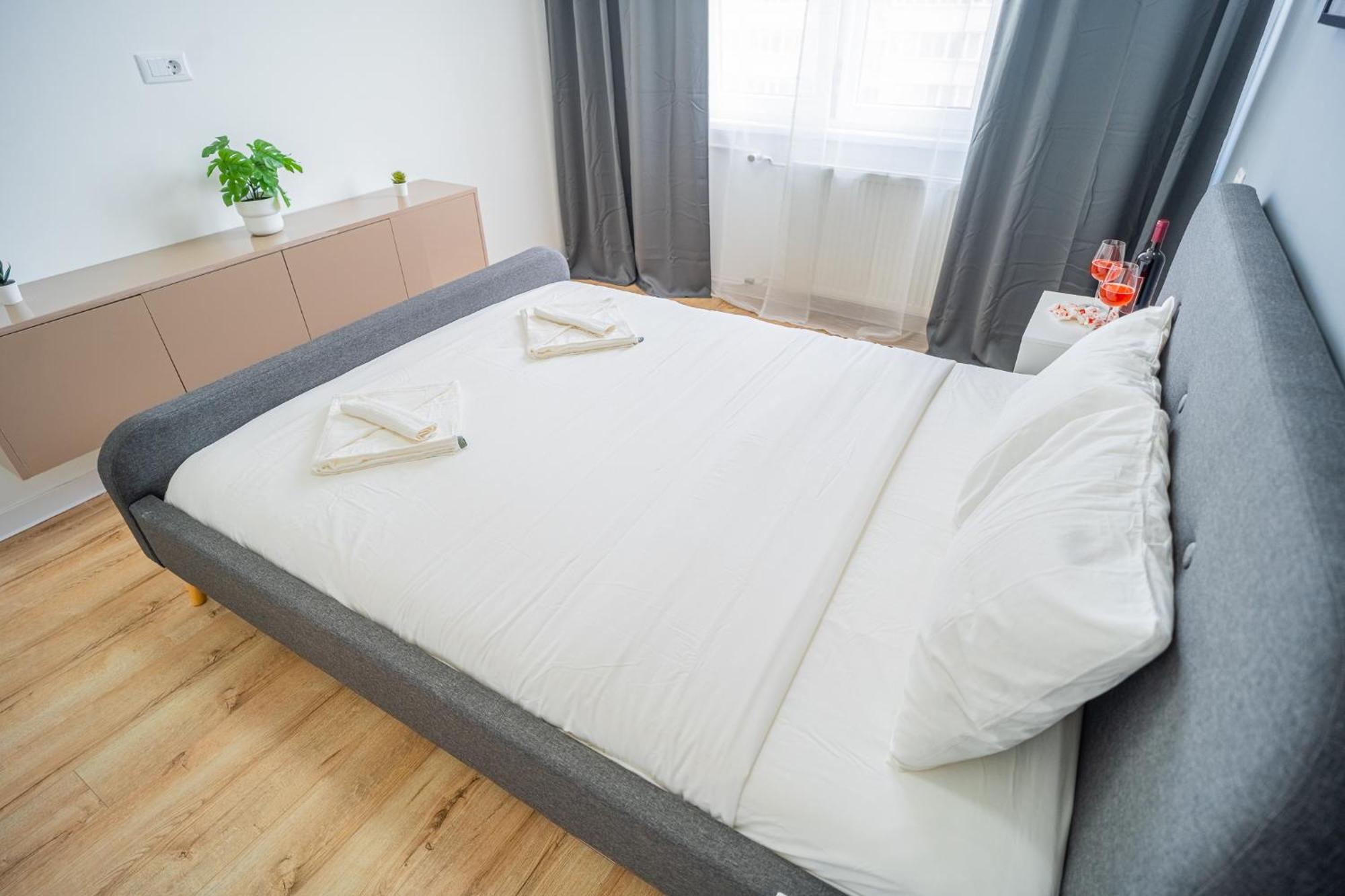 Spacious Newly Renovated 2Br Apartments With Balcony Bucureşti Eksteriør bilde
