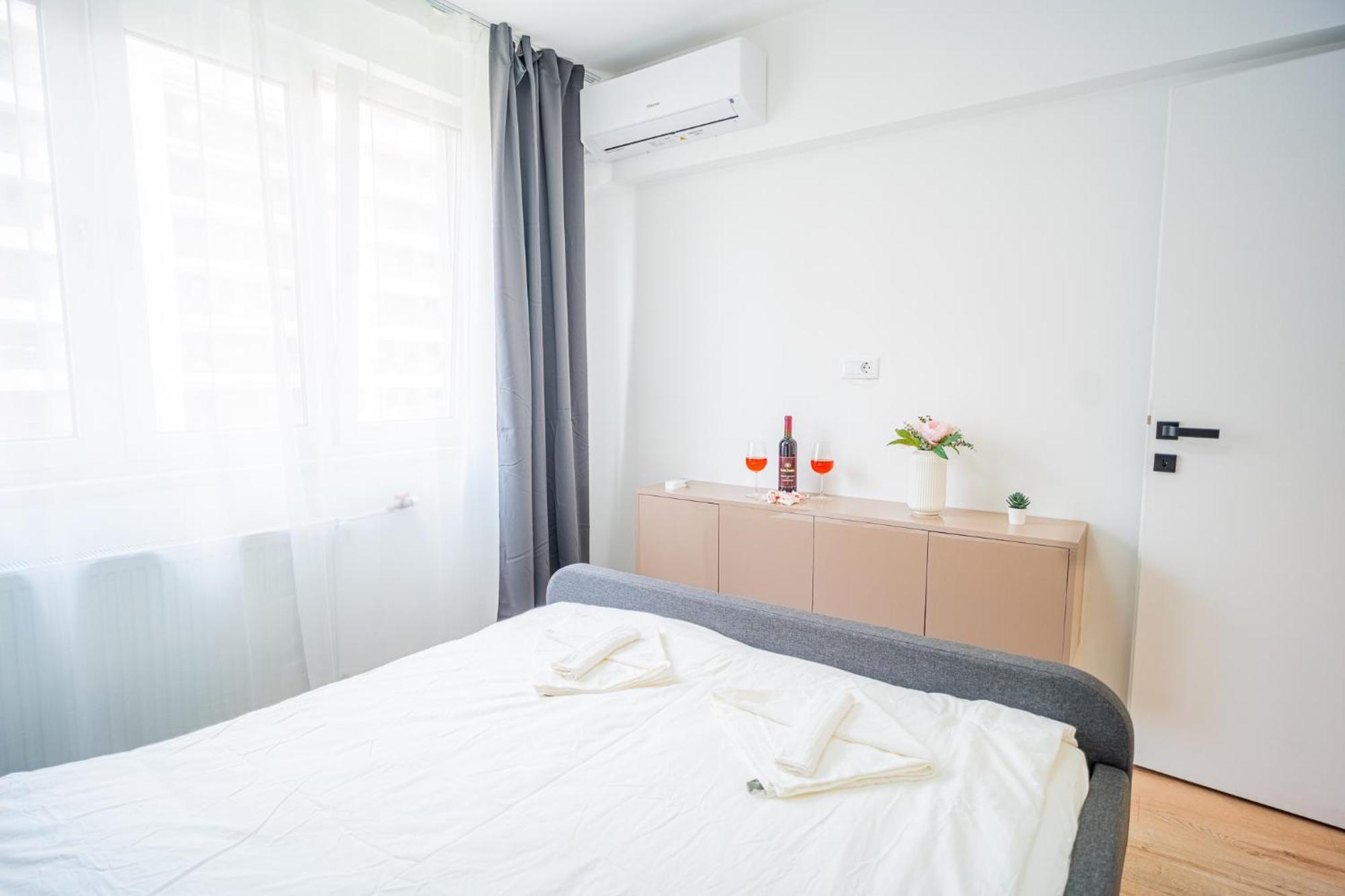 Spacious Newly Renovated 2Br Apartments With Balcony Bucureşti Eksteriør bilde